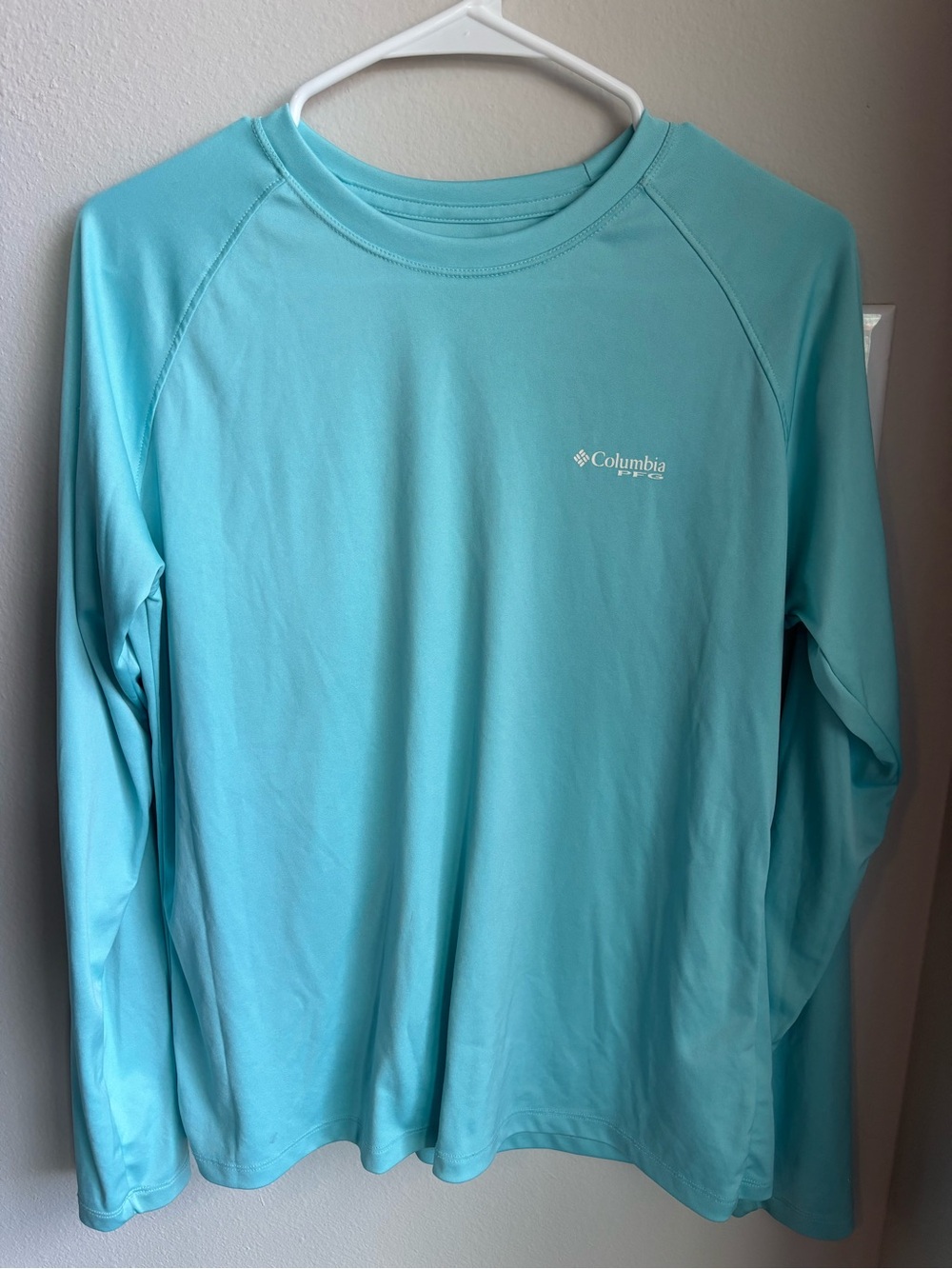 Columbia women’s Long-Sleeve PFG in Aqua Blue large size